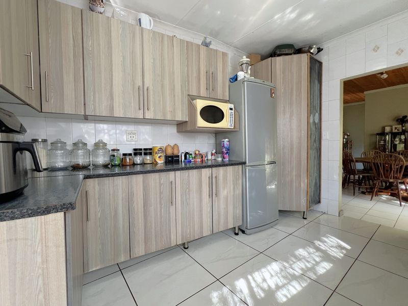Spacious Family Home on a large Stand in Popular Ext 11 - Photo 4