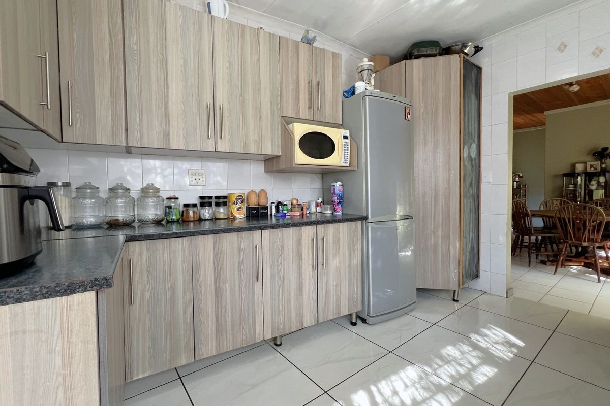 Spacious Family Home on a large Stand in Popular Ext 11 - Photo 4