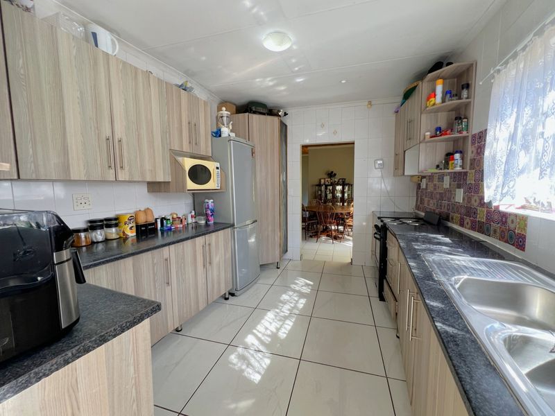 Spacious Family Home on a large Stand in Popular Ext 11 - Photo 3