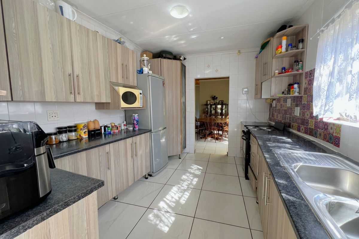 Spacious Family Home on a large Stand in Popular Ext 11 - Photo 3