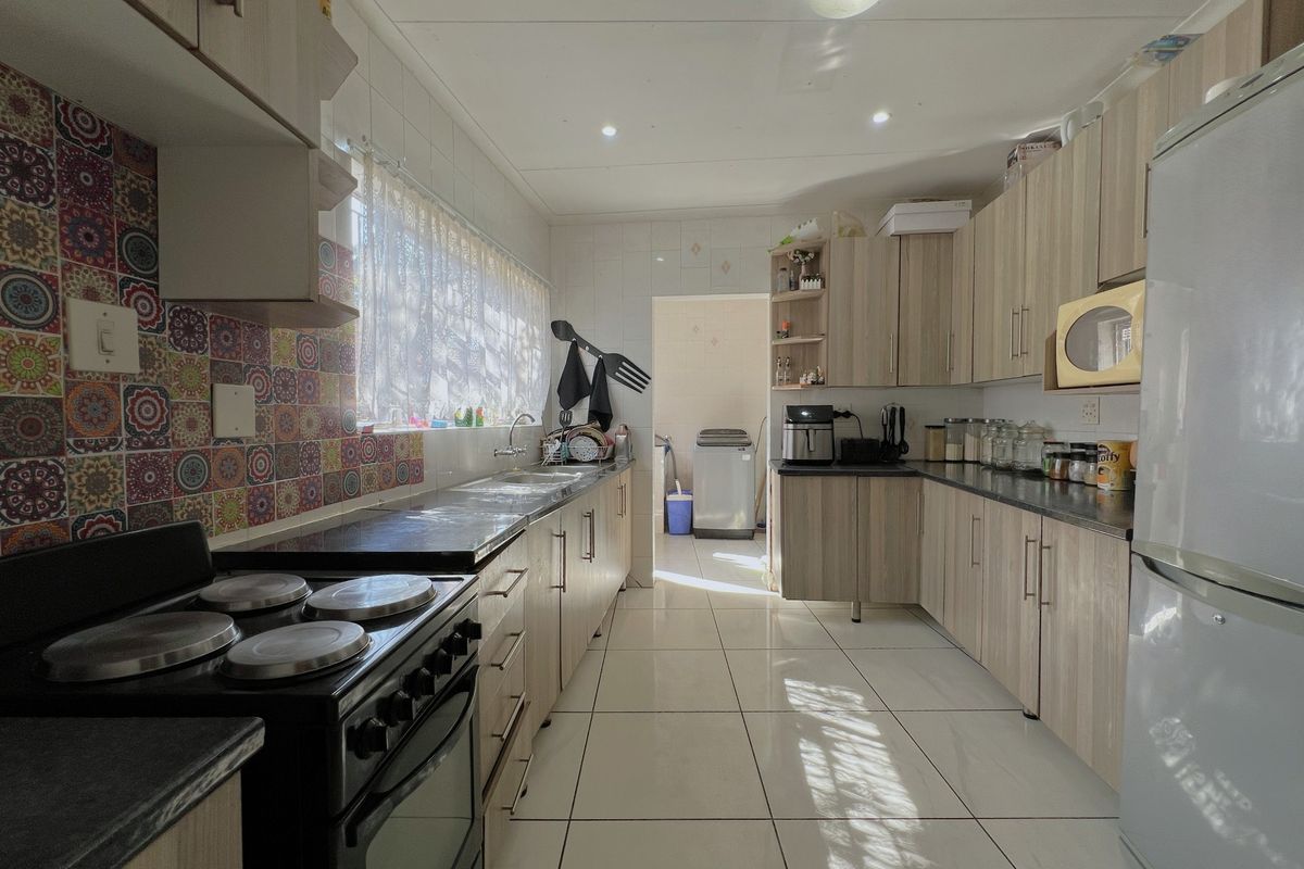 Spacious Family Home on a large Stand in Popular Ext 11 - Photo 2