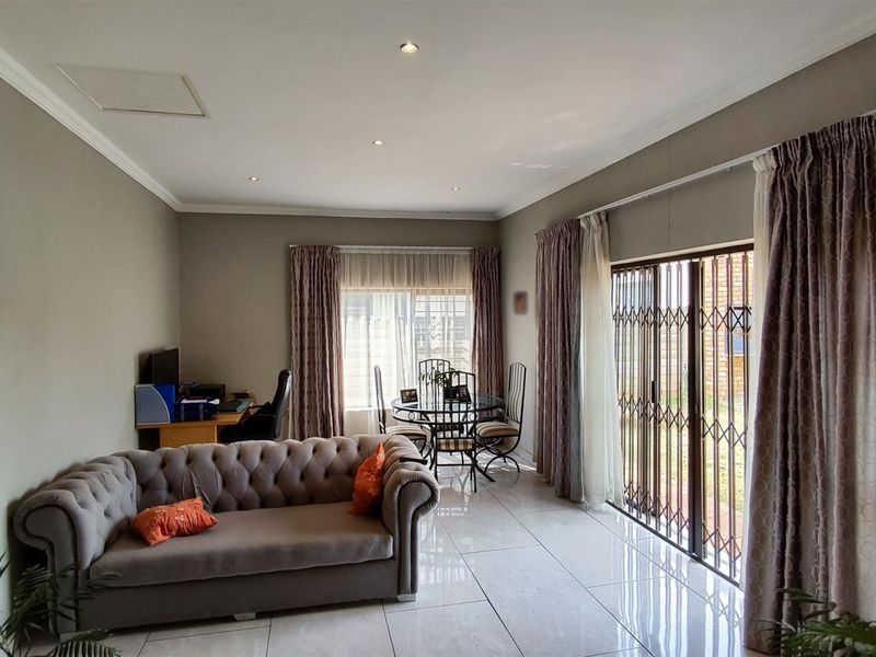 Charming Home For Sale in Brackendowns! - Photo 3