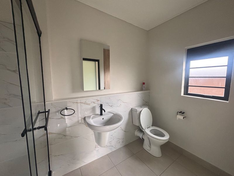 Modem 3 bed corner unit for rent! - Photo 6