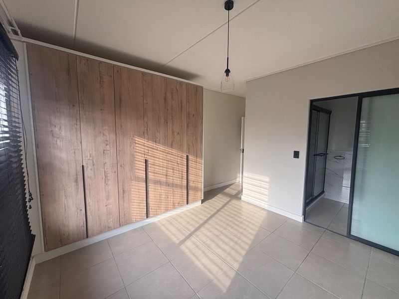 Modem 3 bed corner unit for rent! - Photo 8