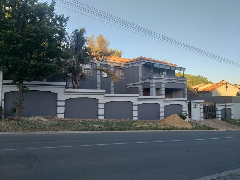 House For Sale in Oakdene, Johannesburg - Photo 1