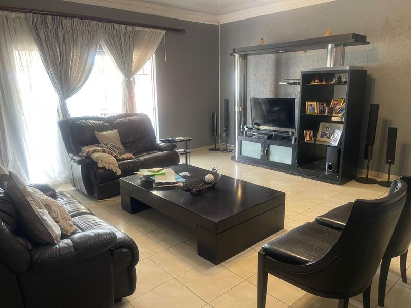 House For Sale in Oakdene, Johannesburg - Photo 9