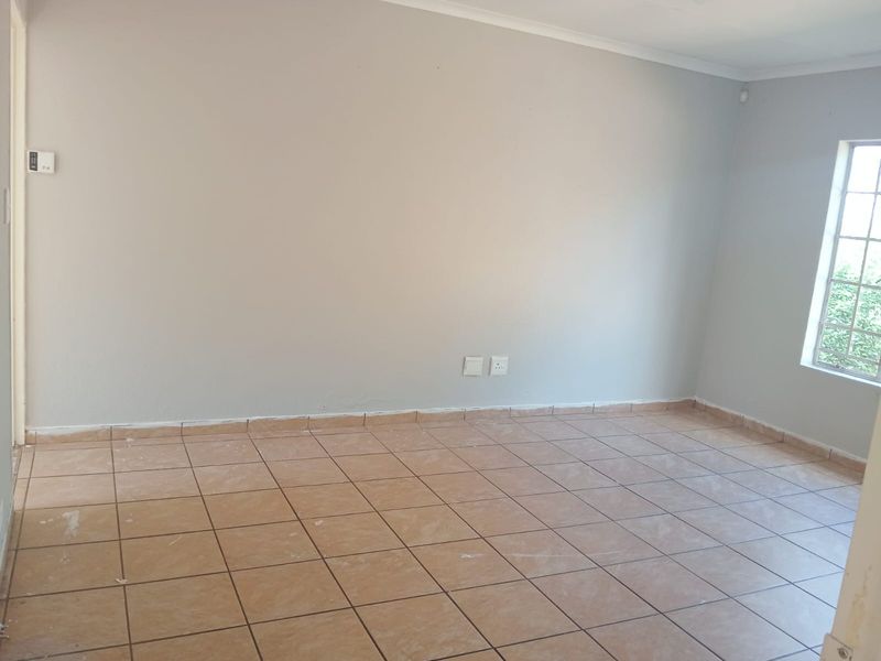 Complex For Sale in Honeydew Ridge, Roodepoort - Photo 4
