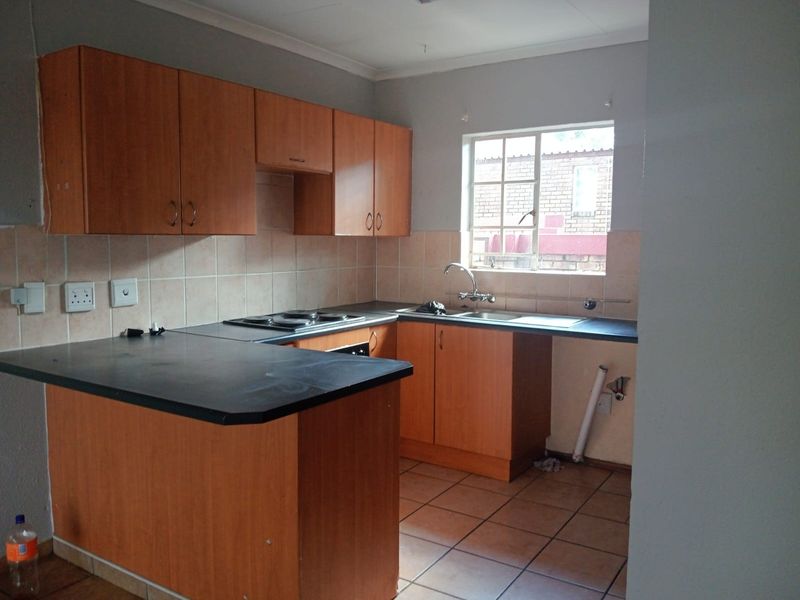 Complex For Sale in Honeydew Ridge, Roodepoort - Photo 2