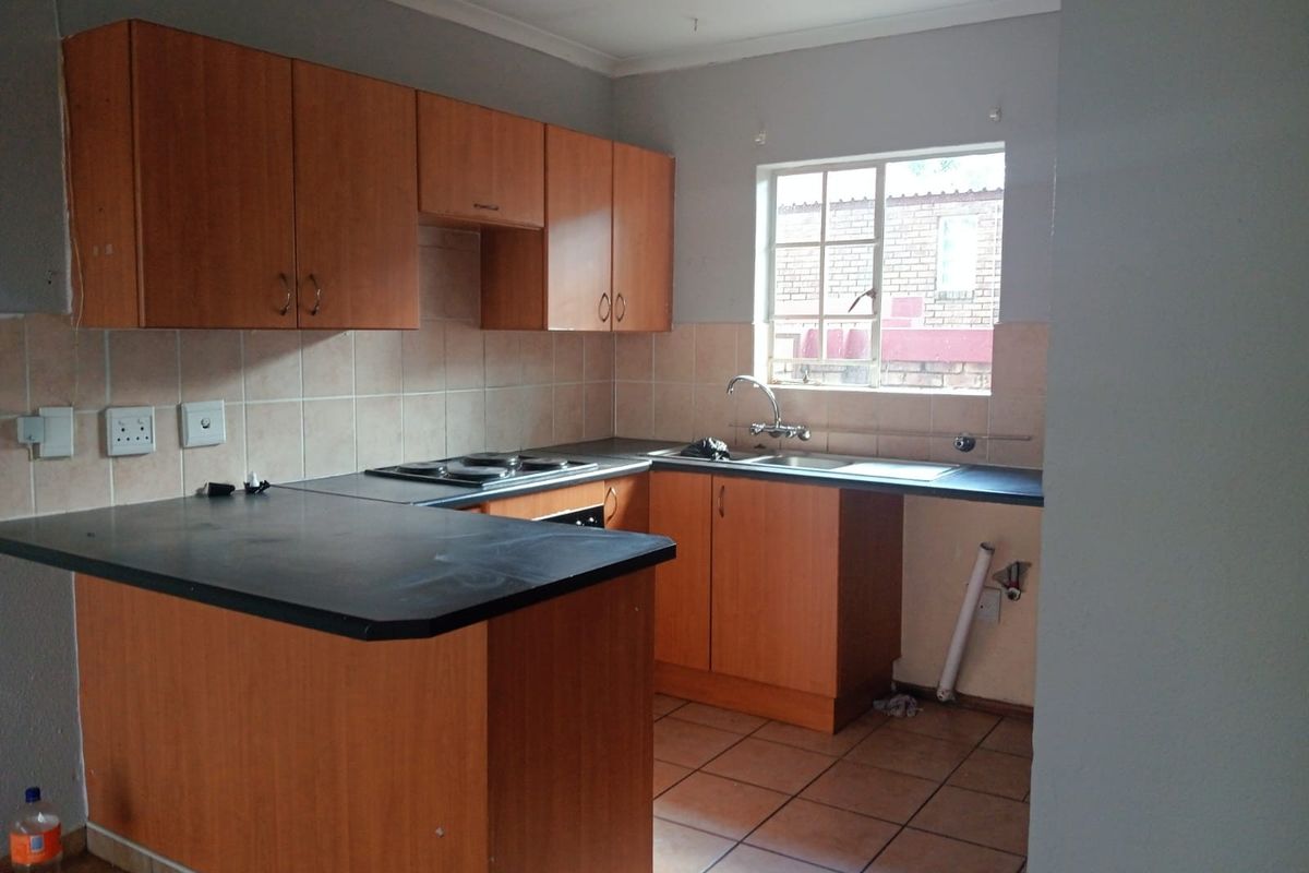 Complex For Sale in Honeydew Ridge, Roodepoort - Photo 2