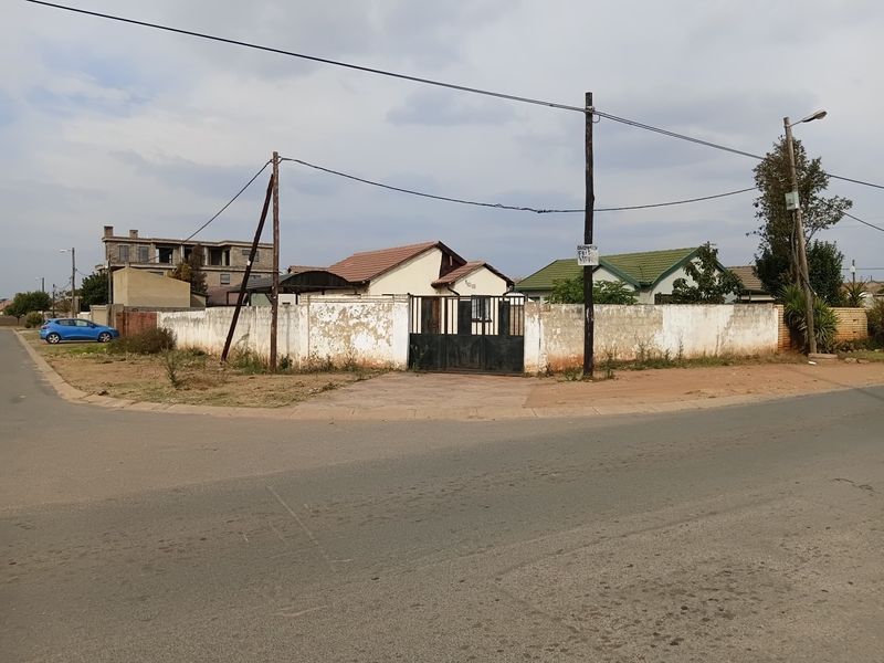 House For Sale in Protea Glen, Soweto - Photo 2
