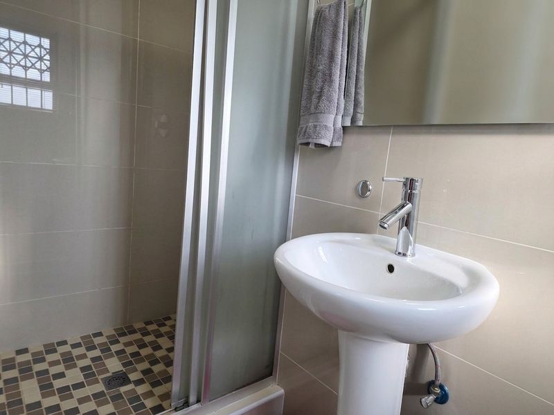 Secure 3 Bed / 2 Bath Parkrand - Photo 7