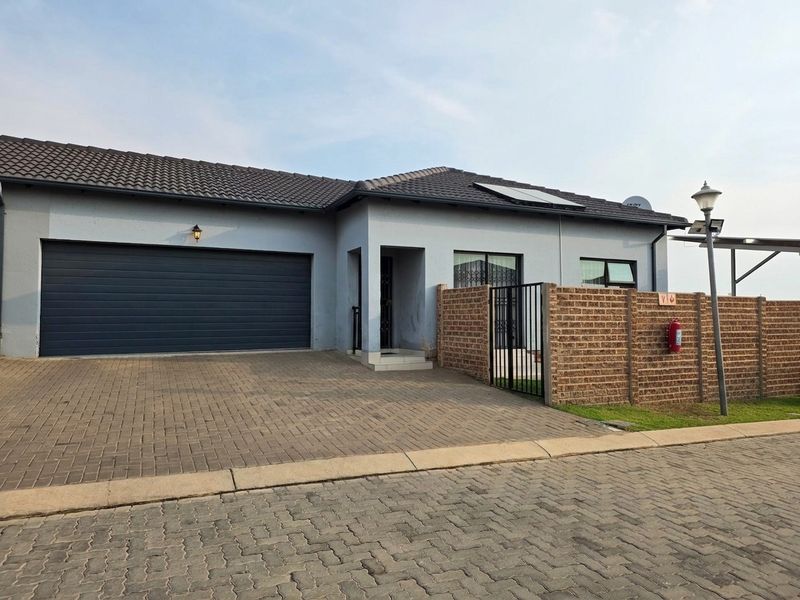 Secure 3 Bed / 2 Bath Parkrand - Photo 1