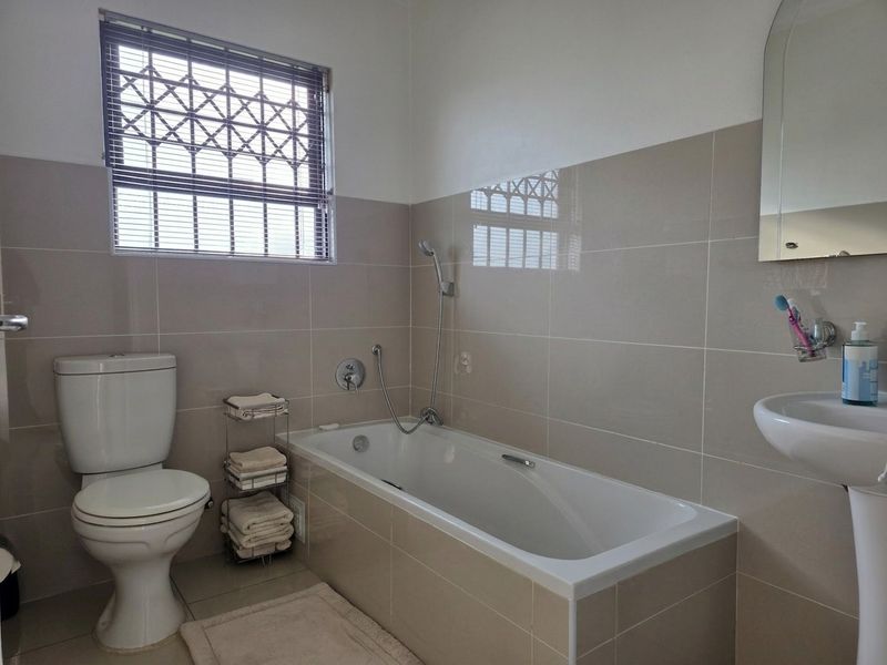 Secure 3 Bed / 2 Bath Parkrand - Photo 10