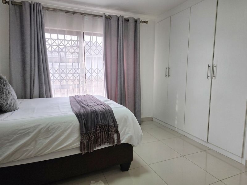 Secure 3 Bed / 2 Bath Parkrand - Photo 5