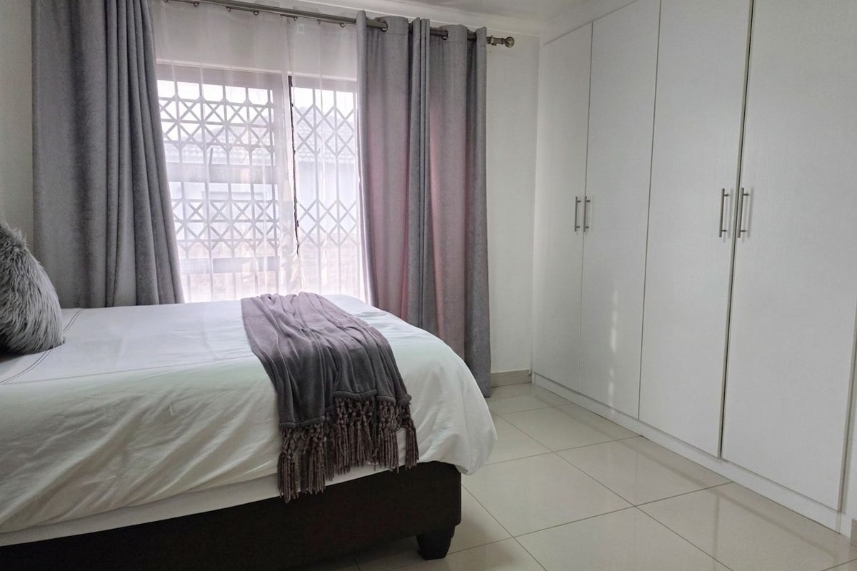 Secure 3 Bed / 2 Bath Parkrand - Photo 5
