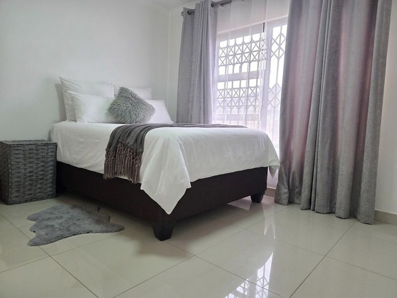 Secure 3 Bed / 2 Bath Parkrand - Photo 4