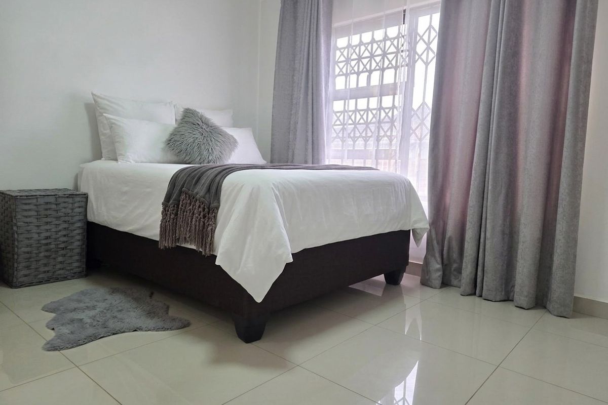 Secure 3 Bed / 2 Bath Parkrand - Photo 4