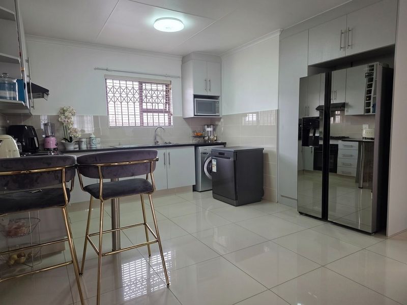 Secure 3 Bed / 2 Bath Parkrand - Photo 3