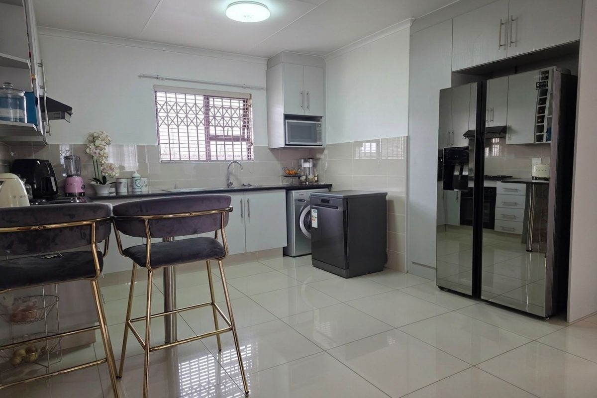 Secure 3 Bed / 2 Bath Parkrand - Photo 3