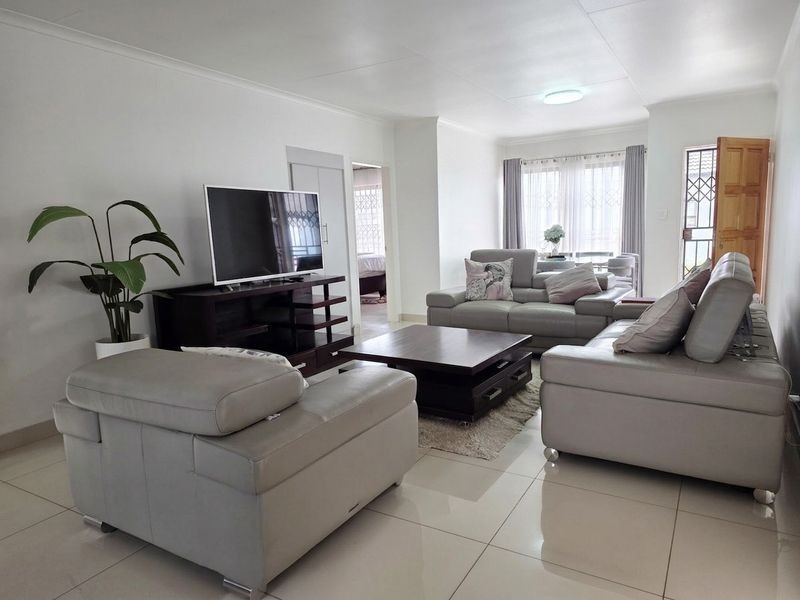 Secure 3 Bed / 2 Bath Parkrand - Photo 2