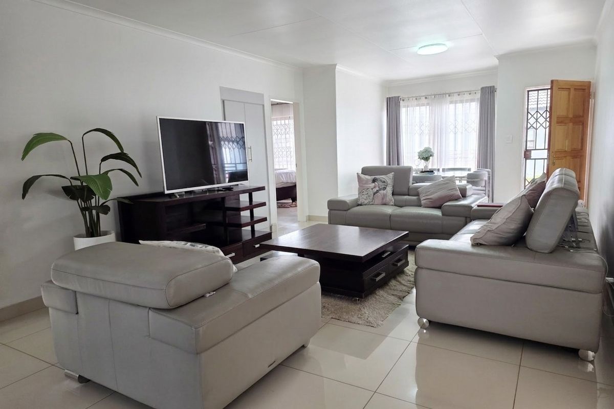 Secure 3 Bed / 2 Bath Parkrand - Photo 2