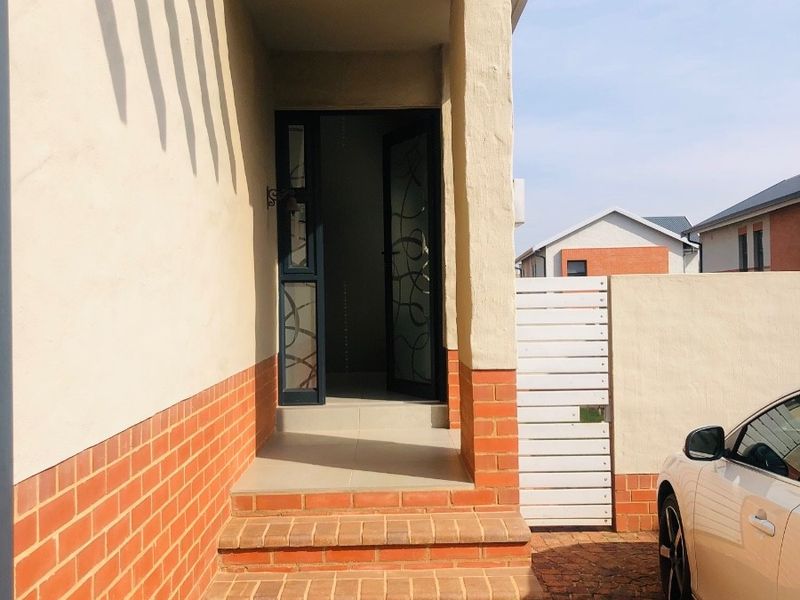 Duplex To Rent in The Hills Game Reserve Estate, Pretoria - Photo 3