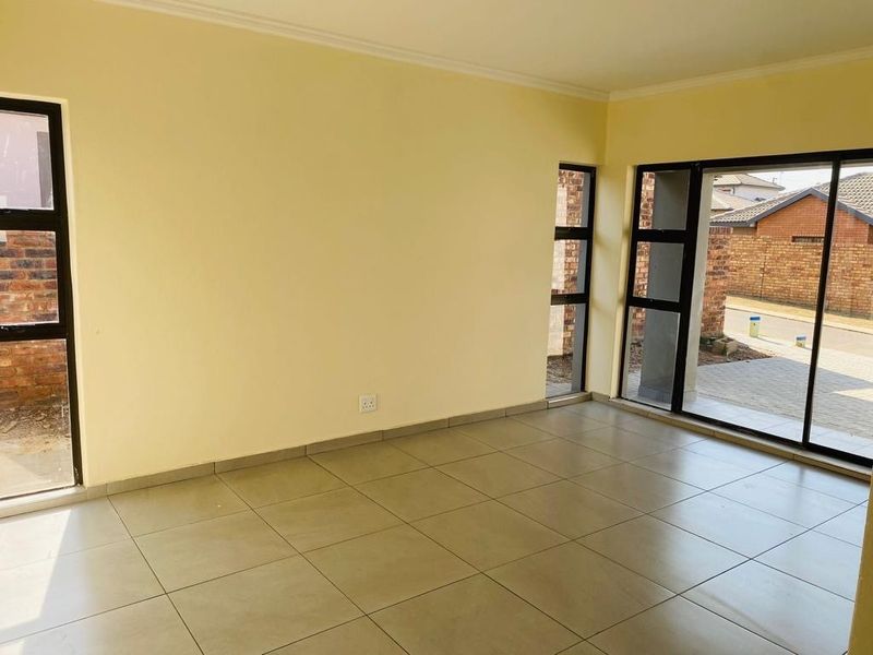 Duplex To Rent in The Hills Game Reserve Estate, Pretoria - Photo 2