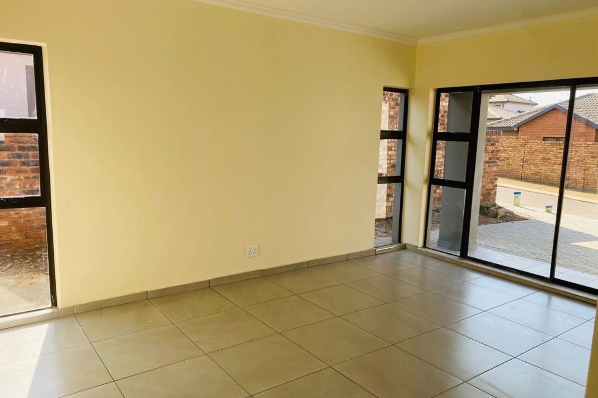 Duplex To Rent in The Hills Game Reserve Estate, Pretoria - Photo 2