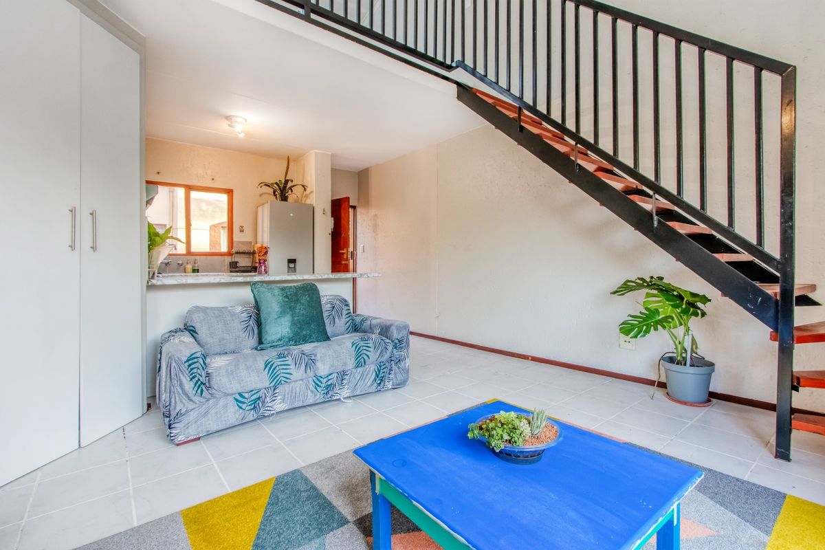 Bright and Spacious Loft Apartment in Bromhof with Massive Entertainment Patio and Stunning Views - Photo 2