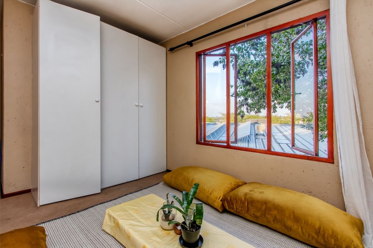 Bright and Spacious Loft Apartment in Bromhof with Massive Entertainment Patio and Stunning Views - Photo 5