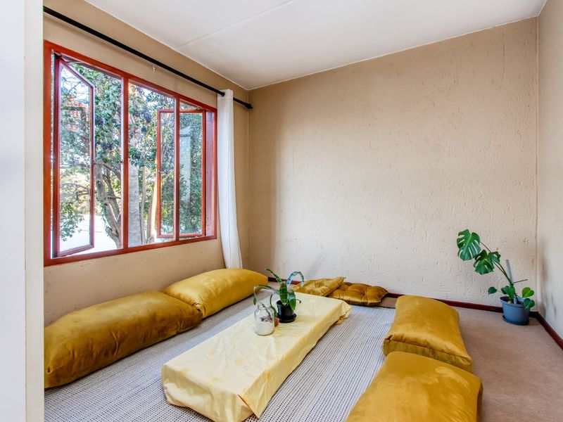 Bright and Spacious Loft Apartment in Bromhof with Massive Entertainment Patio and Stunning Views - Photo 4