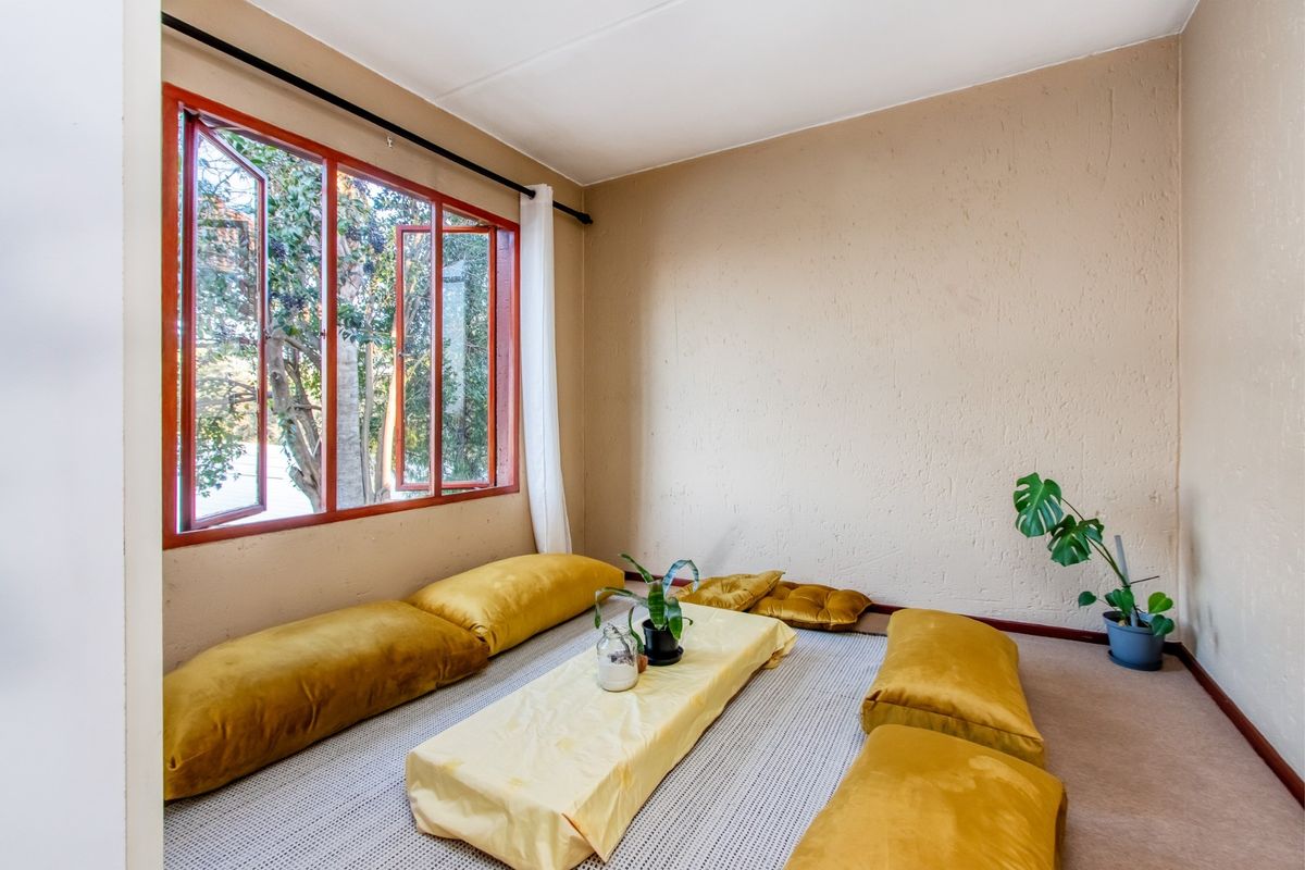 Bright and Spacious Loft Apartment in Bromhof with Massive Entertainment Patio and Stunning Views - Photo 4