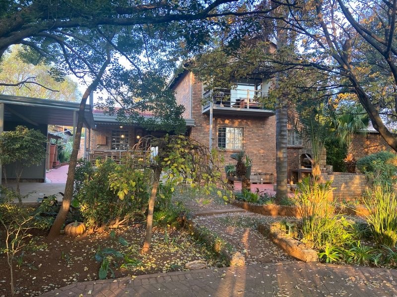 TRANQUILITY AND PEACE IN THE CENTRE OF CENTURION - LOVELY LUSH TREED GARDEN!! - Photo 10
