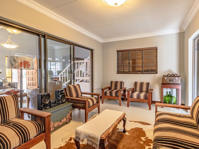 TRANQUILITY AND PEACE IN THE CENTRE OF CENTURION - LOVELY LUSH TREED GARDEN!! - Photo 10