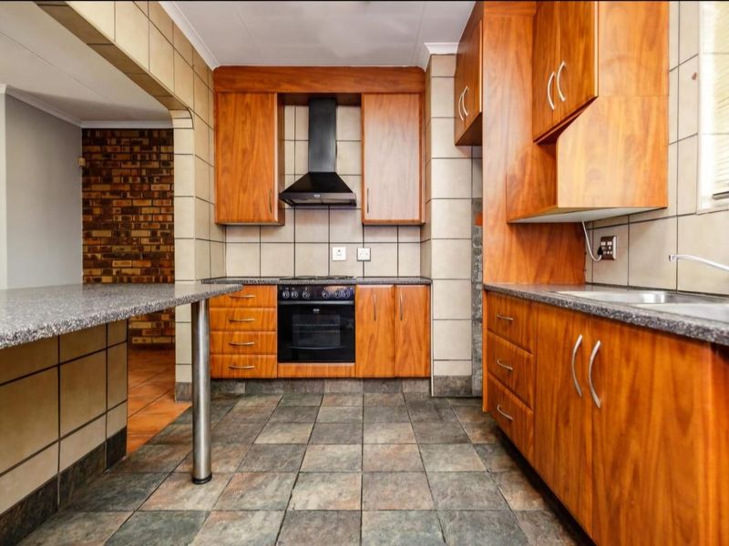 Stunning Family Home in Sunward Park - Photo 7
