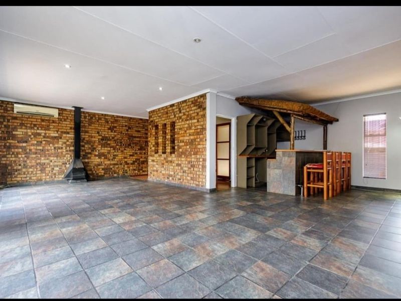 Stunning Family Home in Sunward Park - Photo 4