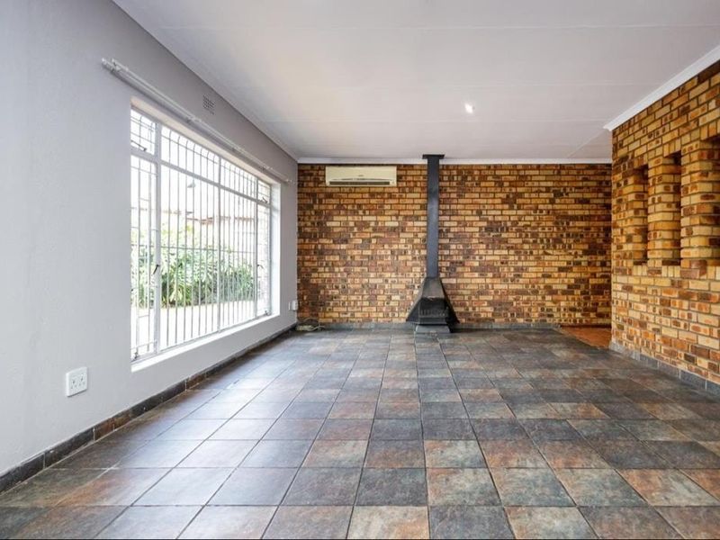 Stunning Family Home in Sunward Park - Photo 5