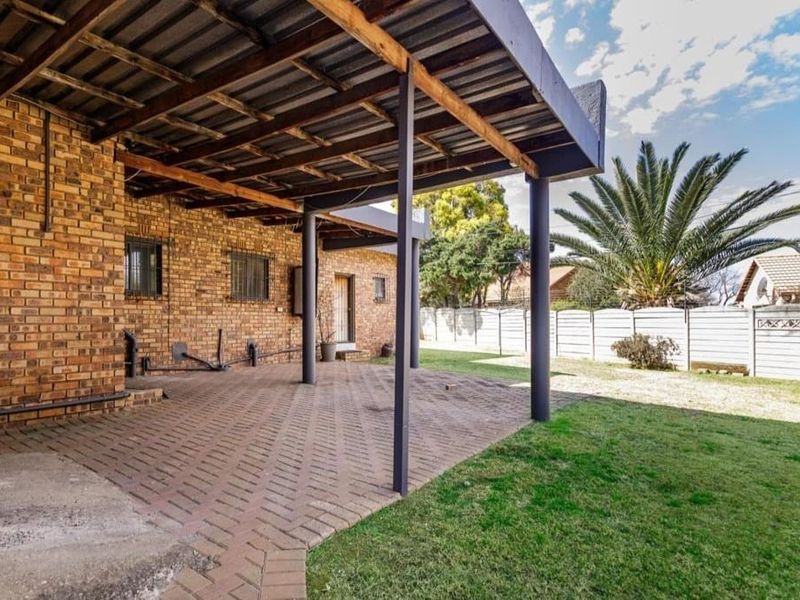 Stunning Family Home in Sunward Park - Photo 3