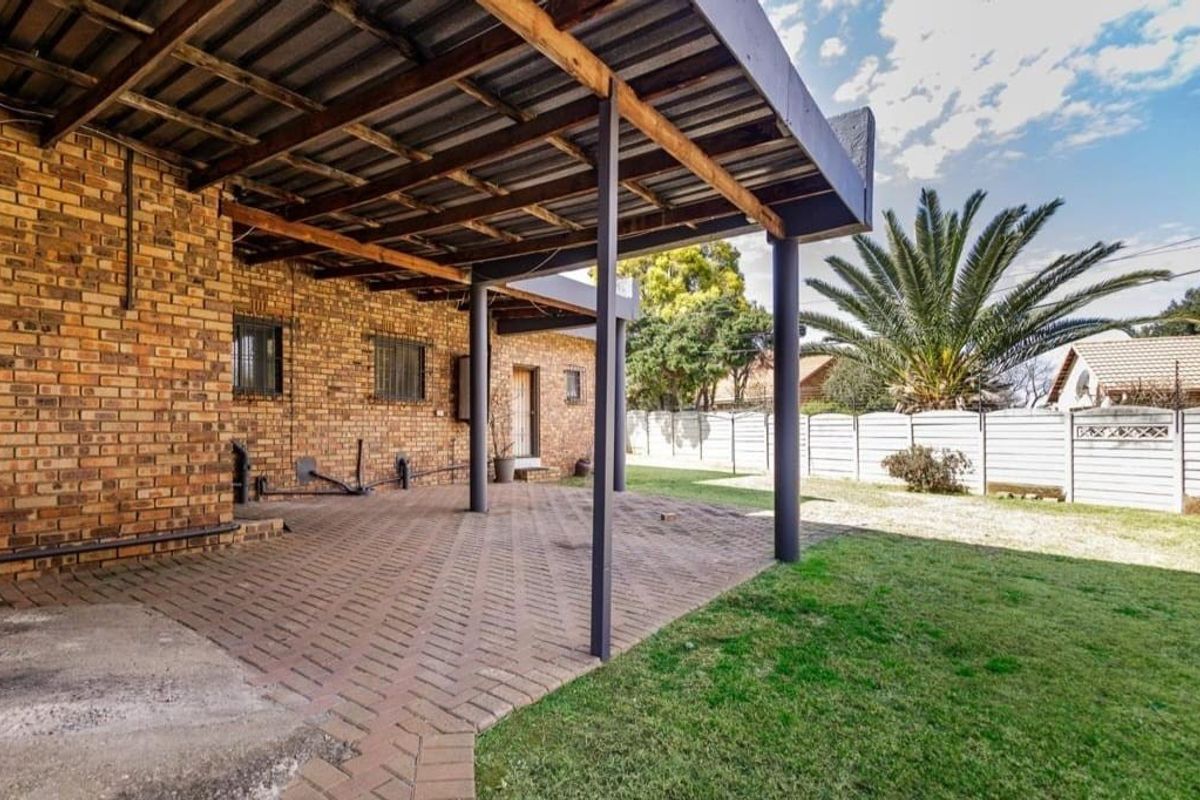 Stunning Family Home in Sunward Park - Photo 3