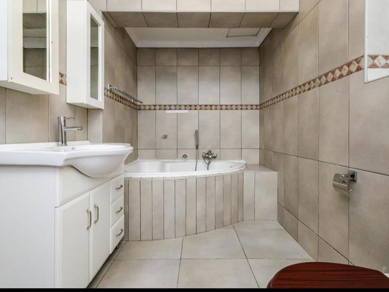 Stunning Family Home in Sunward Park - Photo 10