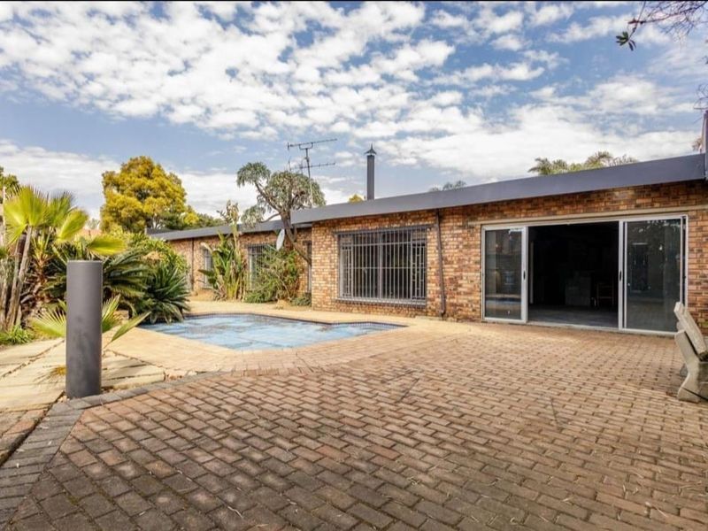 Stunning Family Home in Sunward Park, Boksburg - Photo 1
