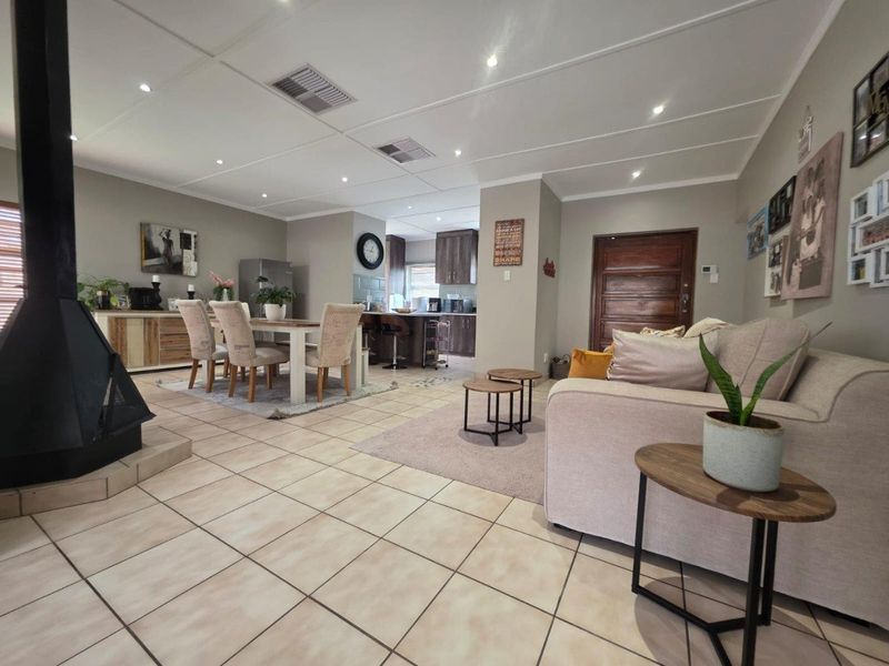 Welcome to Your Secure Move-in Ready Oasis in Carters Glen, Kimberley - Photo 1