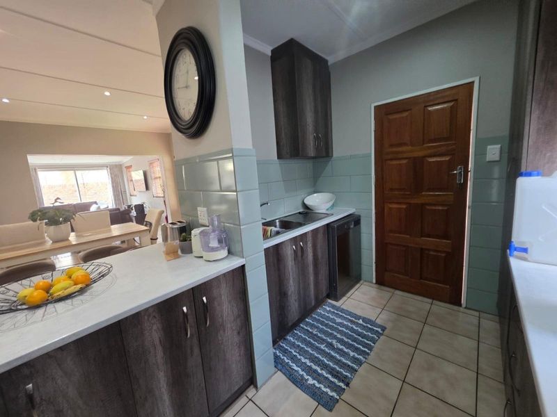 Welcome to Your Secure Move-in Ready Oasis in Carters Glen, Kimberley - Photo 4