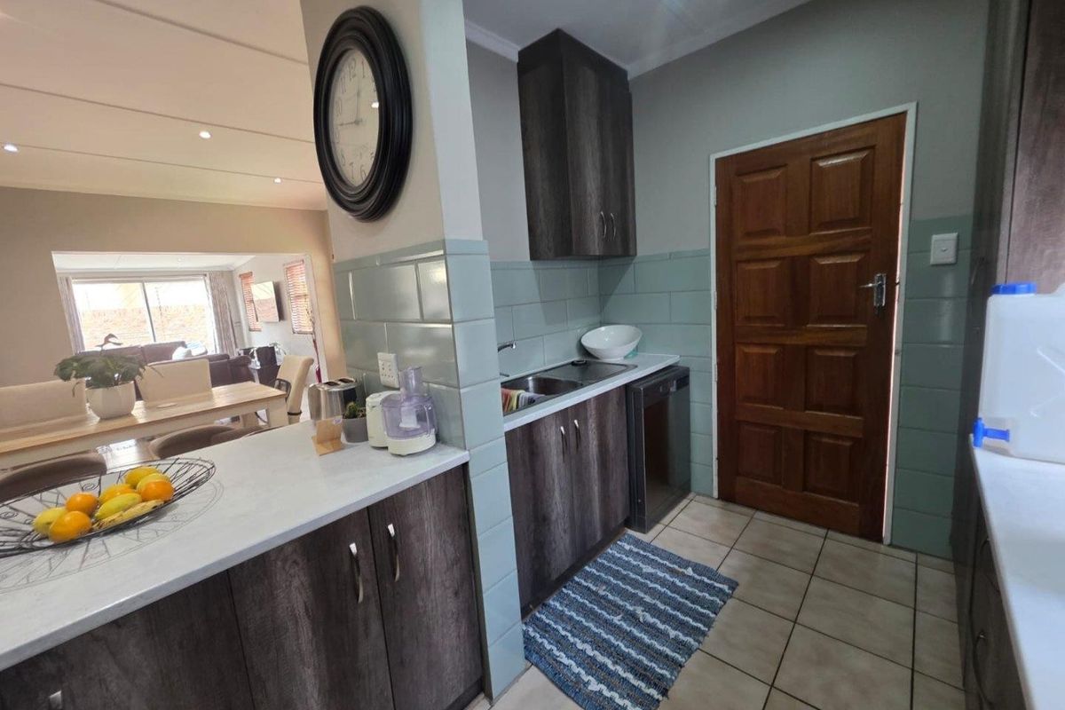 Welcome to Your Secure Move-in Ready Oasis in Carters Glen, Kimberley - Photo 4