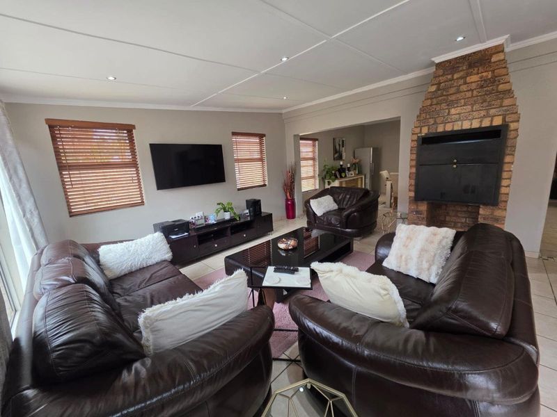 Welcome to Your Secure Move-in Ready Oasis in Carters Glen, Kimberley - Photo 8