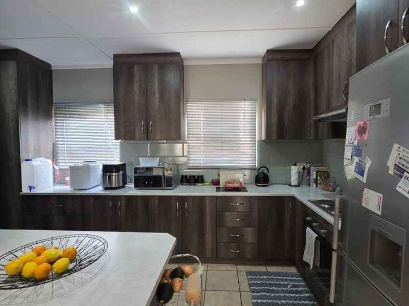 Welcome to Your Secure Move-in Ready Oasis in Carters Glen, Kimberley - Photo 6
