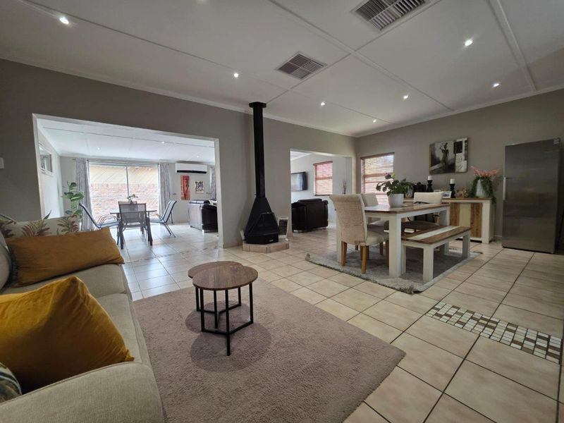Welcome to Your Secure Move-in Ready Oasis in Carters Glen, Kimberley - Photo 2