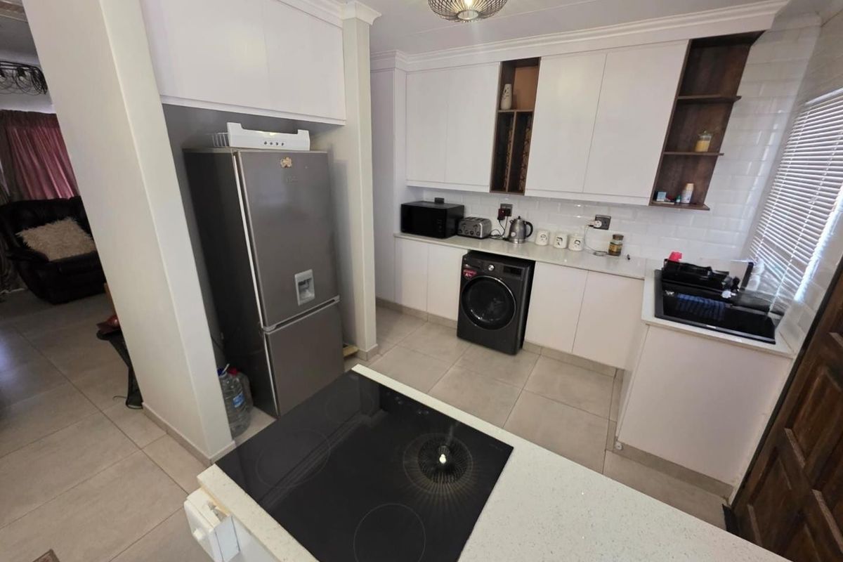 Prime Location, Endless Potential: Your Next Smart Investment or Perfect Family home in New Park - Photo 4