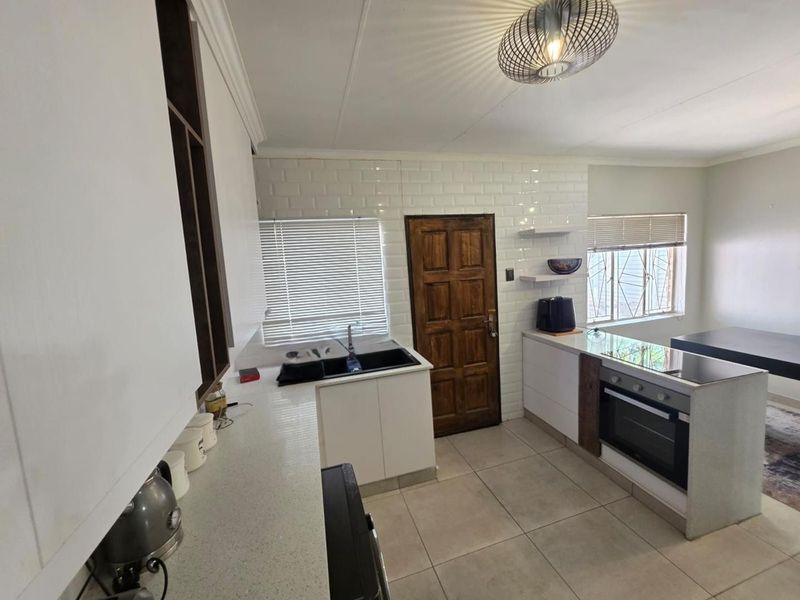 Prime Location, Endless Potential: Your Next Smart Investment or Perfect Family home in New Park - Photo 5