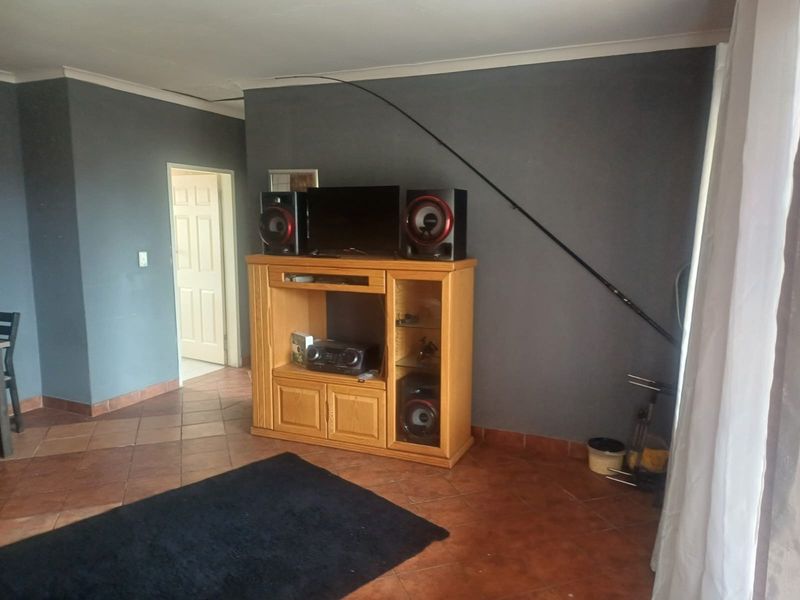 PRICED TO SELL!!!!! Townhouse For Sale in Ravensklip, Boksburg. Don't miss out!! - Photo 7